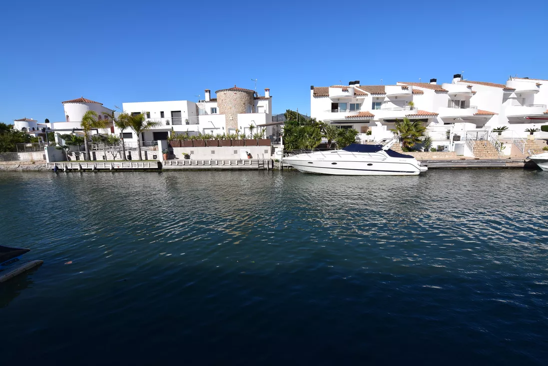 Fisherman’s house with mooring and tourist license in Empuriabrava
