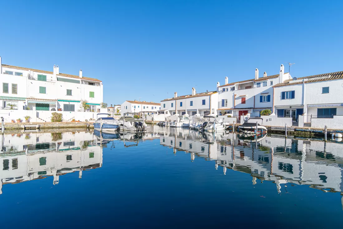 Fisherman’s house with mooring and tourist license in Empuriabrava