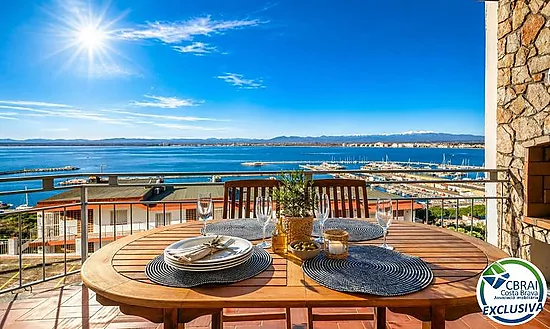 Exclusive property with panoramic views of the sea and the port of Roses