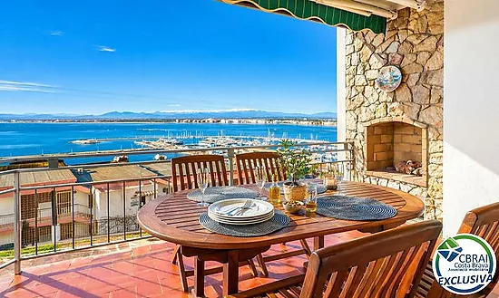 Exclusive property with panoramic views of the sea and the port of Roses