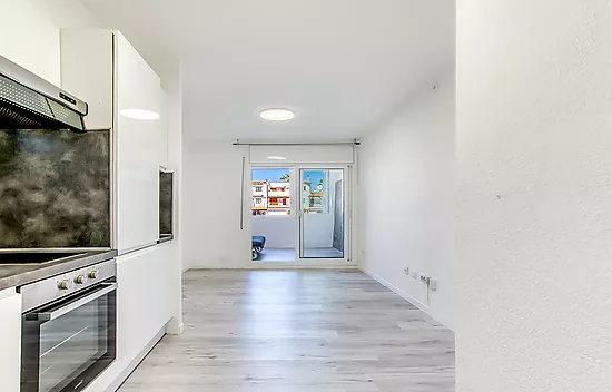 APPARTEMENT AU REZ-DE-CHAUSSÉE À EMPURIABRVA AVEC VUE SUR LE CANAL