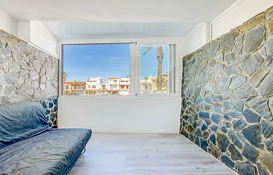 APPARTEMENT AU REZ-DE-CHAUSSÉE À EMPURIABRVA AVEC VUE SUR LE CANAL