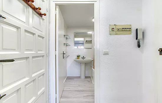 APPARTEMENT AU REZ-DE-CHAUSSÉE À EMPURIABRVA AVEC VUE SUR LE CANAL
