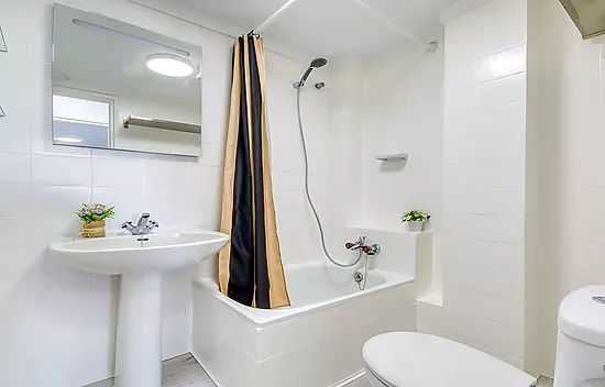 APPARTEMENT AU REZ-DE-CHAUSSÉE À EMPURIABRVA AVEC VUE SUR LE CANAL