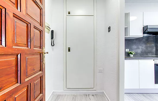 APPARTEMENT AU REZ-DE-CHAUSSÉE À EMPURIABRVA AVEC VUE SUR LE CANAL