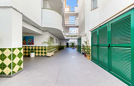 APPARTEMENT AU REZ-DE-CHAUSSÉE À EMPURIABRVA AVEC VUE SUR LE CANAL