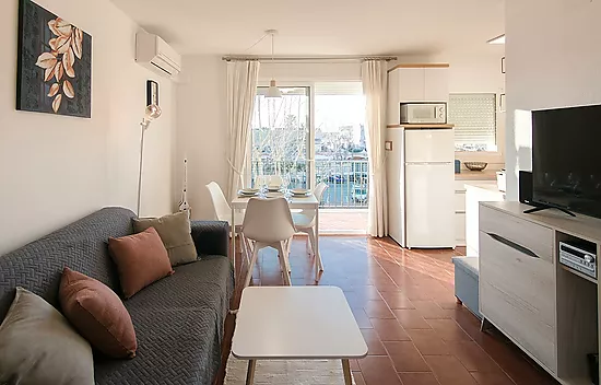 Piso renovado con 2 dormitorios en el centro de Empuriabrava