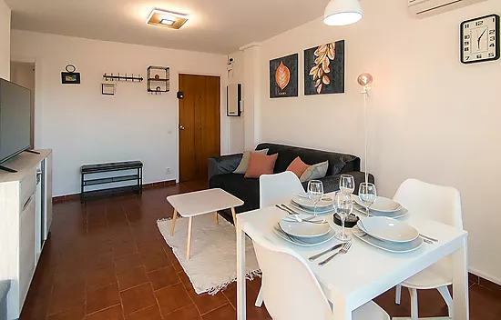 Piso renovado con 2 dormitorios en el centro de Empuriabrava