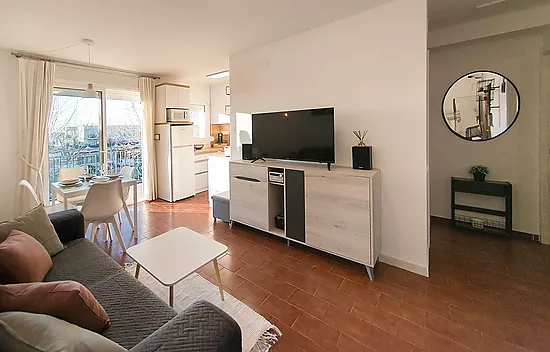 Piso renovado con 2 dormitorios en el centro de Empuriabrava