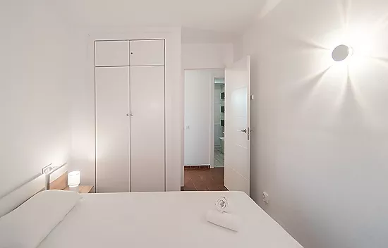 Piso renovado con 2 dormitorios en el centro de Empuriabrava