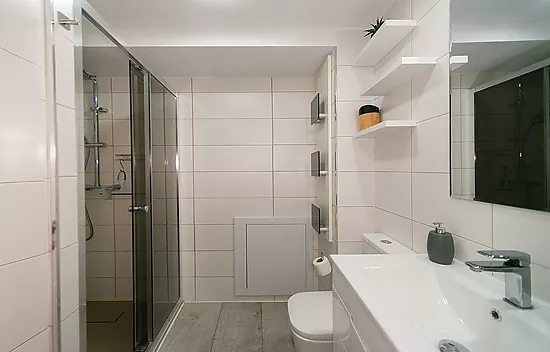 Piso renovado con 2 dormitorios en el centro de Empuriabrava