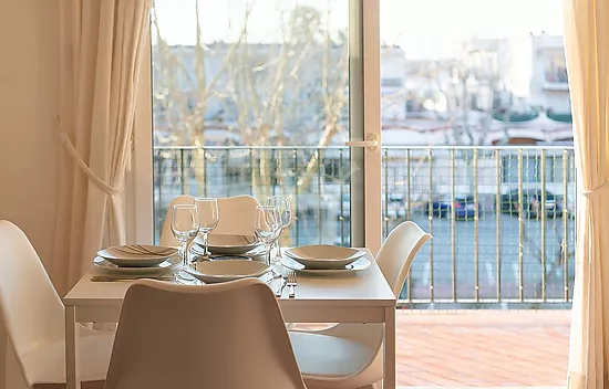 Piso renovado con 2 dormitorios en el centro de Empuriabrava