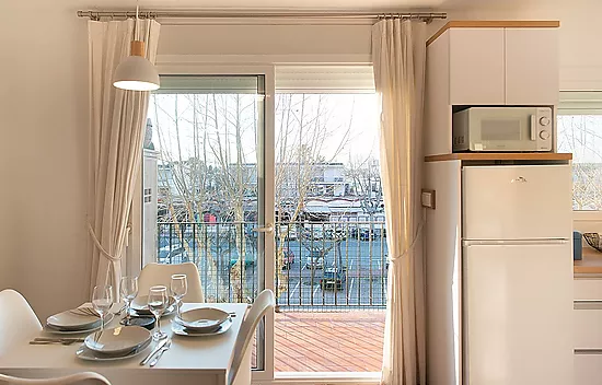 Piso renovado con 2 dormitorios en el centro de Empuriabrava