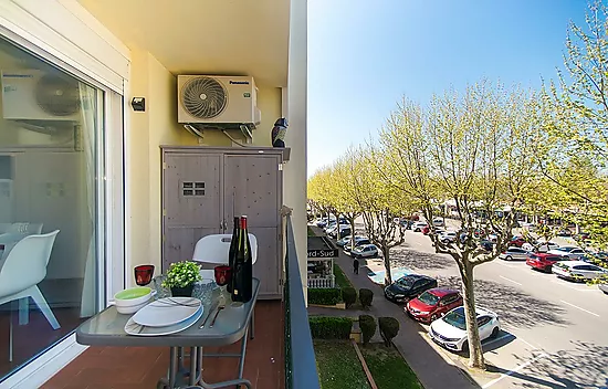 Piso renovado con 2 dormitorios en el centro de Empuriabrava