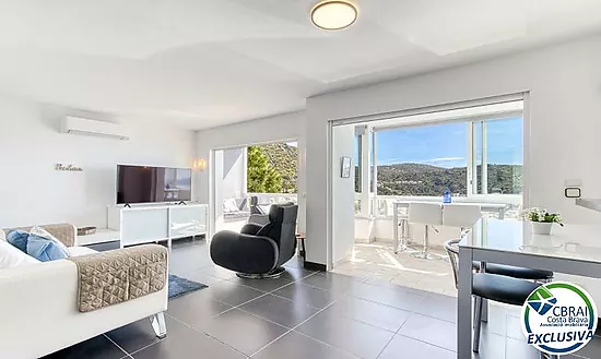 Renovated apartment with stunning sea views, sunny terrace, parking, garage and storage room in Cany