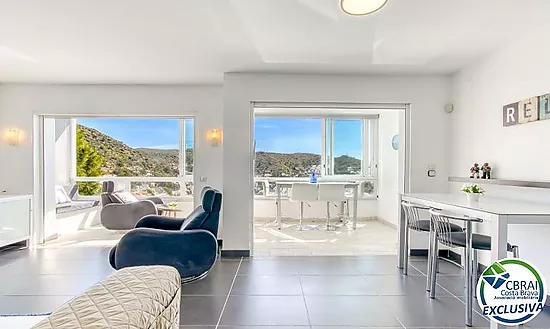 Renovated apartment with stunning sea views, sunny terrace, parking, garage and storage room in Cany