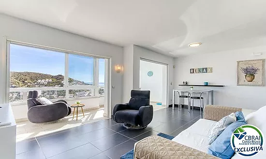 Renovated apartment with stunning sea views, sunny terrace, parking, garage and storage room in Cany