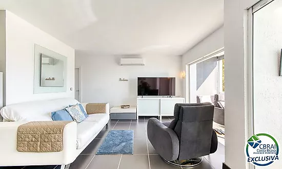 Renovated apartment with stunning sea views, sunny terrace, parking, garage and storage room in Cany