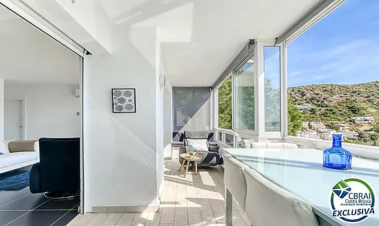 Renovated apartment with stunning sea views, sunny terrace, parking, garage and storage room in Cany