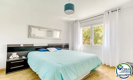 Renovated apartment with stunning sea views, sunny terrace, parking, garage and storage room in Cany