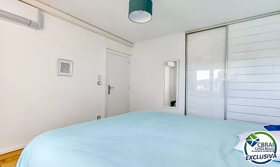 Renovated apartment with stunning sea views, sunny terrace, parking, garage and storage room in Cany