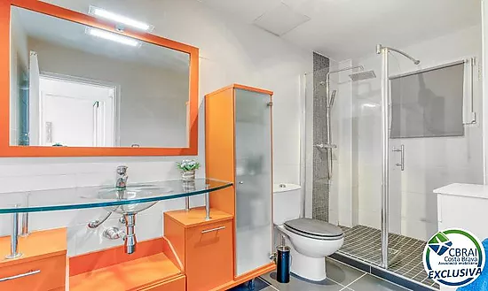 Renovated apartment with stunning sea views, sunny terrace, parking, garage and storage room in Cany