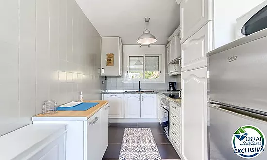 Renovated apartment with stunning sea views, sunny terrace, parking, garage and storage room in Cany