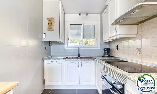 Renovated apartment with stunning sea views, sunny terrace, parking, garage and storage room in Cany