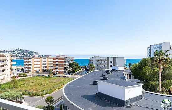 Apartamento en perfecto estado con un dormitorio y vistas al mar.