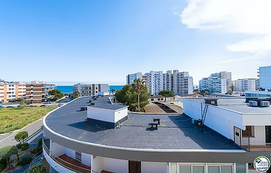 Apartamento en perfecto estado con un dormitorio y vistas al mar.