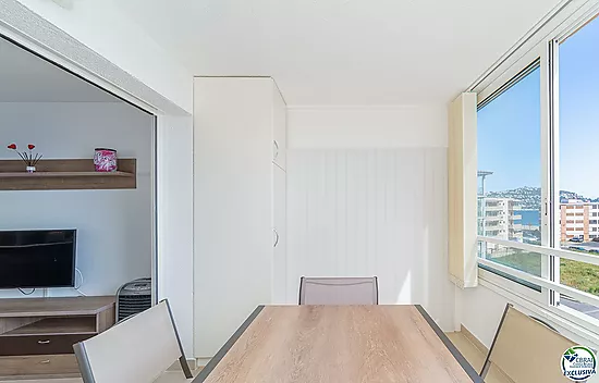 Apartamento en perfecto estado con un dormitorio y vistas al mar.