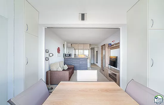 Apartamento en perfecto estado con un dormitorio y vistas al mar.