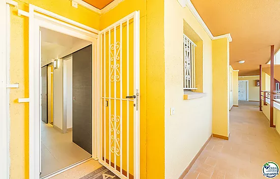 Apartamento en perfecto estado con un dormitorio y vistas al mar.