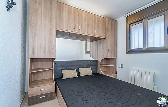 Apartamento en perfecto estado con un dormitorio y vistas al mar.