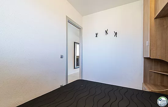 Apartamento en perfecto estado con un dormitorio y vistas al mar.