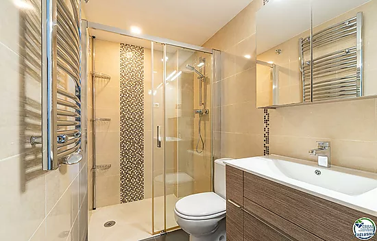 Apartamento en perfecto estado con un dormitorio y vistas al mar.