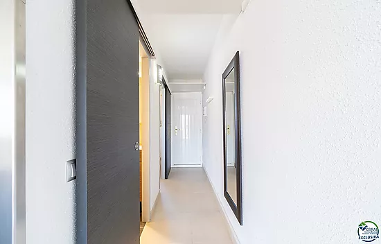 Apartamento en perfecto estado con un dormitorio y vistas al mar.