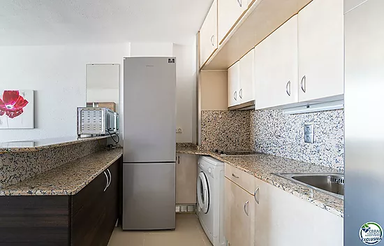 Apartamento en perfecto estado con un dormitorio y vistas al mar.