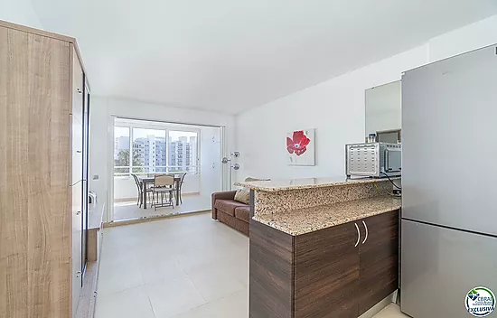 Apartamento en perfecto estado con un dormitorio y vistas al mar.