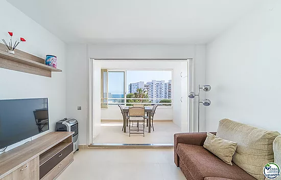 Apartamento en perfecto estado con un dormitorio y vistas al mar.