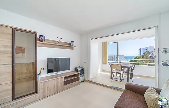 Apartamento en perfecto estado con un dormitorio y vistas al mar.