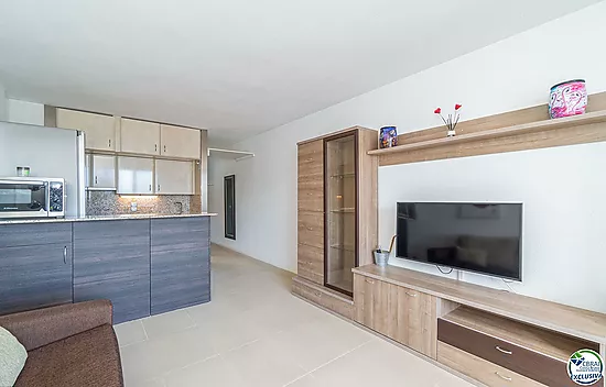 Apartamento en perfecto estado con un dormitorio y vistas al mar.
