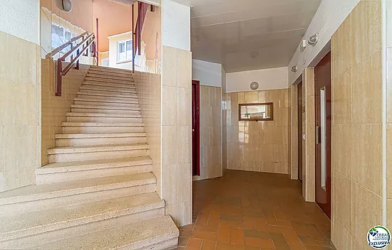 Apartamento en perfecto estado con un dormitorio y vistas al mar.