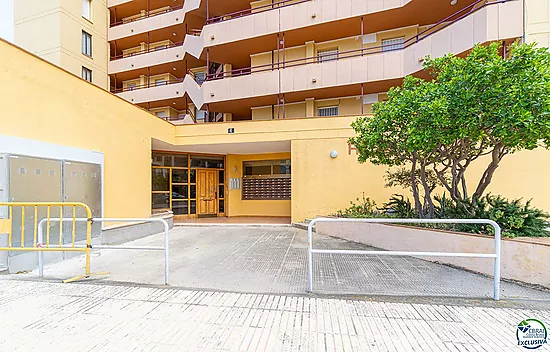 Apartamento en perfecto estado con un dormitorio y vistas al mar.