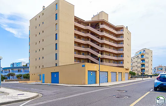 Apartamento en perfecto estado con un dormitorio y vistas al mar.