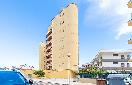 Apartamento en perfecto estado con un dormitorio y vistas al mar.