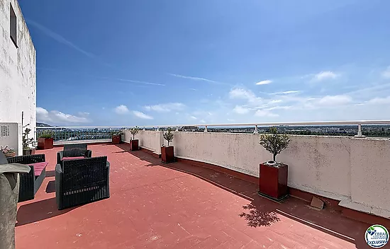 Grand studio rénové avec terrasse de 72 m², véranda récente et vue panoramique sur la baie de Roses 