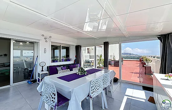 Grand studio rénové avec terrasse de 72 m², véranda récente et vue panoramique sur la baie de Roses 