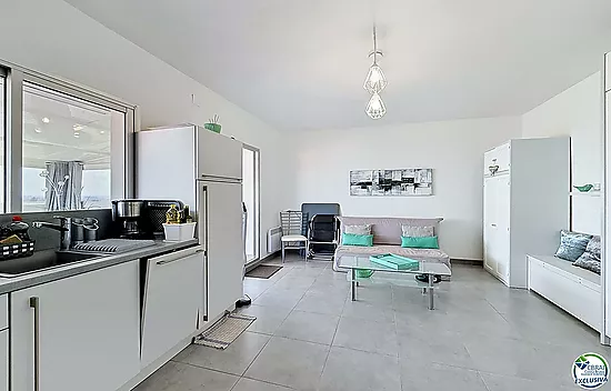 Grand studio rénové avec terrasse de 72 m², véranda récente et vue panoramique sur la baie de Roses 
