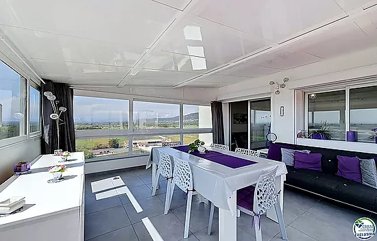 Grand studio rénové avec terrasse de 72 m², véranda récente et vue panoramique sur la baie de Roses 